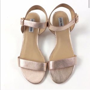 STEVE MADDEN ROSE GOLD CACHE SANDALS